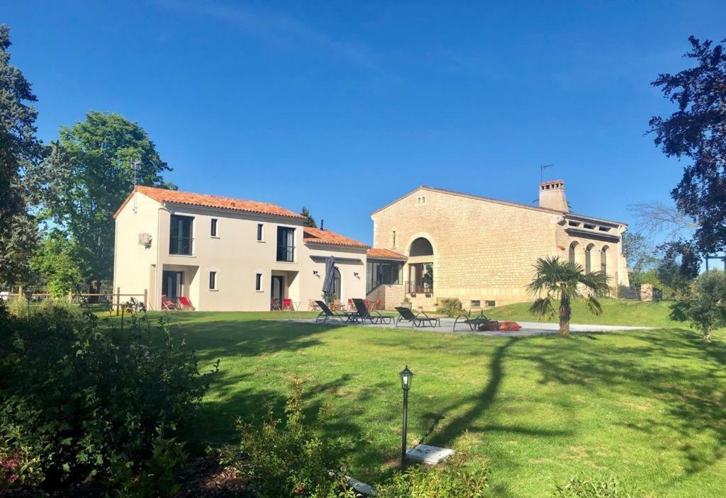 L Esprit Du Clain Chambres D Hotes Bandb De Standing Proches Du Futuroscope Golf Et Lac De St Cyr Naintre Esterno foto